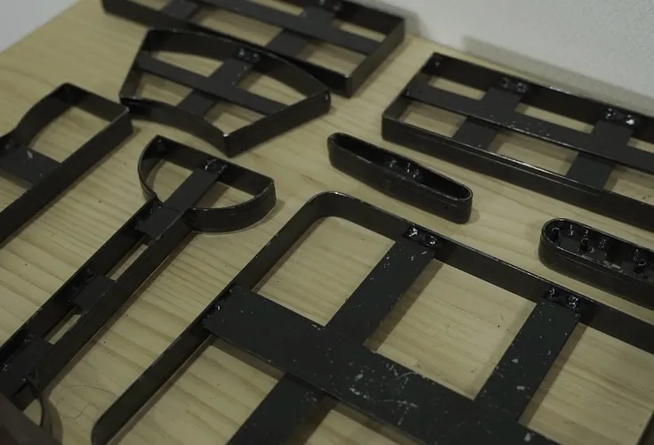 姫路レザーをハンドプレスで型抜きしています。