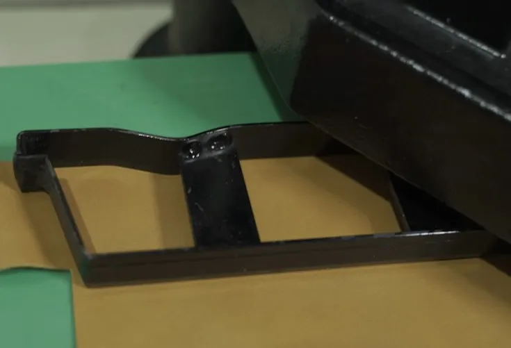 姫路レザーをハンドプレスで型抜きしています。